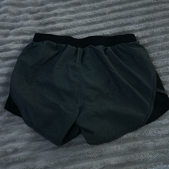 Size Xs under armor shorts - Picture 2 of 5